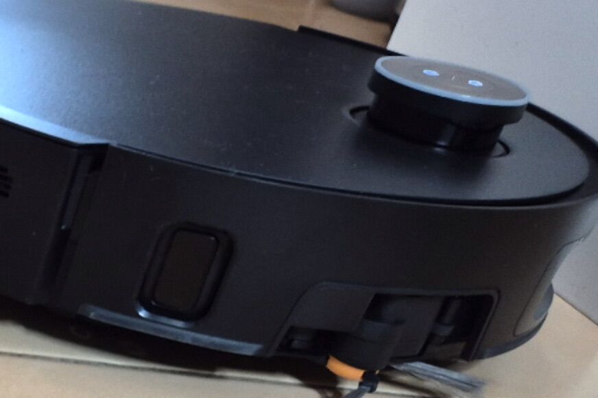 Der VersaLift Laserturm des Dreame X60 Pro Ultra fährt für die Navigation aus